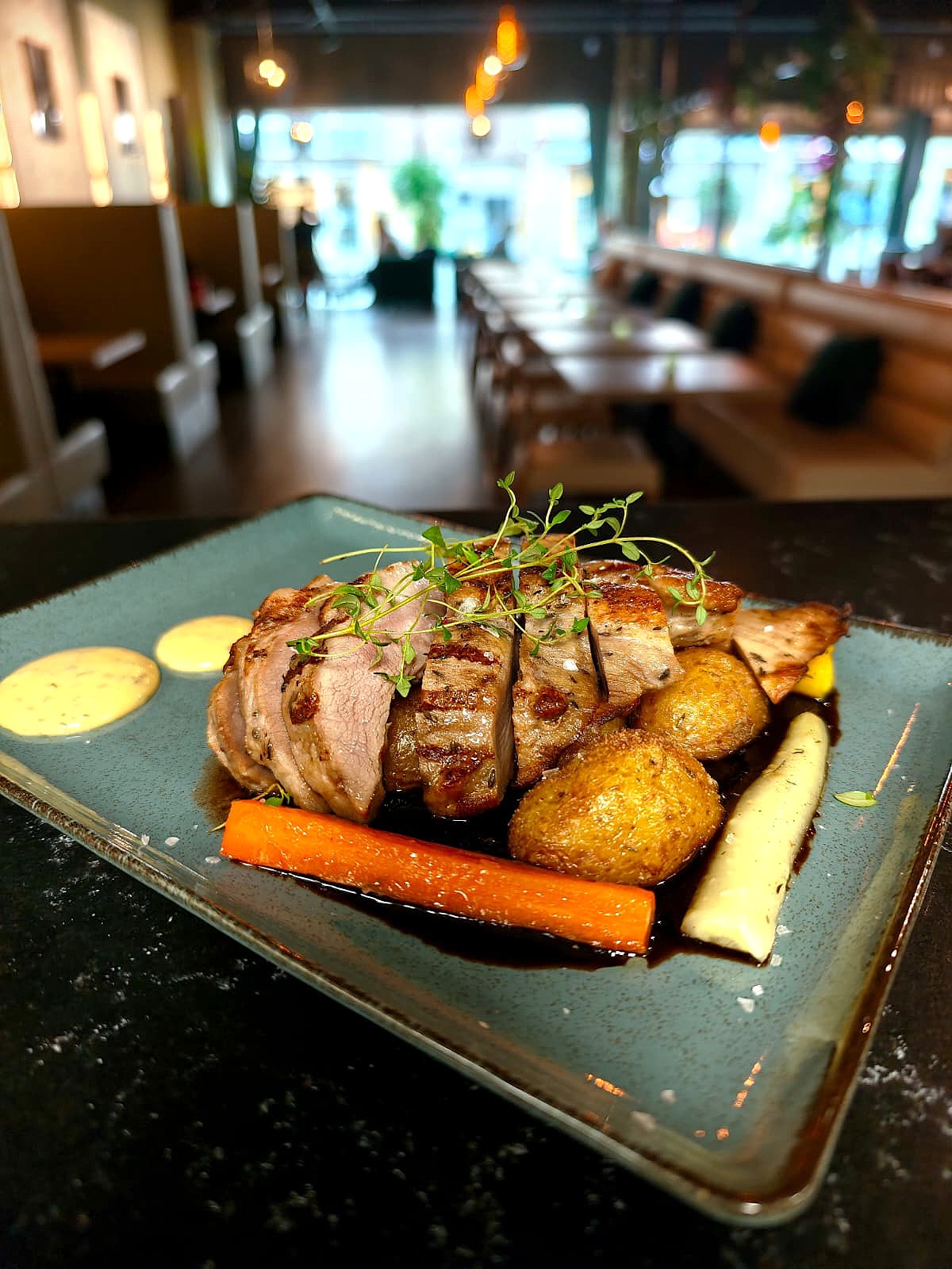 Pluma med rostad potatis och rostade grönsaker