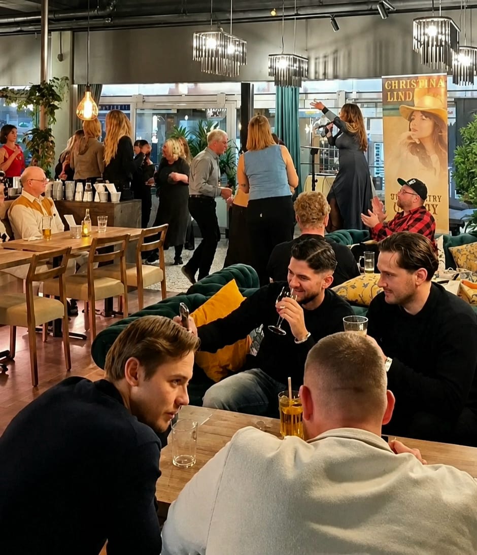 Bild från insidan av Pinsa o Co under kväll med livemusik.